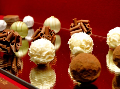 バレンタインで自分チョコ 男はダメ?予算は?人気は?